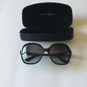 SALVATORE FERRAGAMO SF671 BLACK W/GOLD ACCENT SUNGLASSES NEW WITH FERRAGAMO CASE